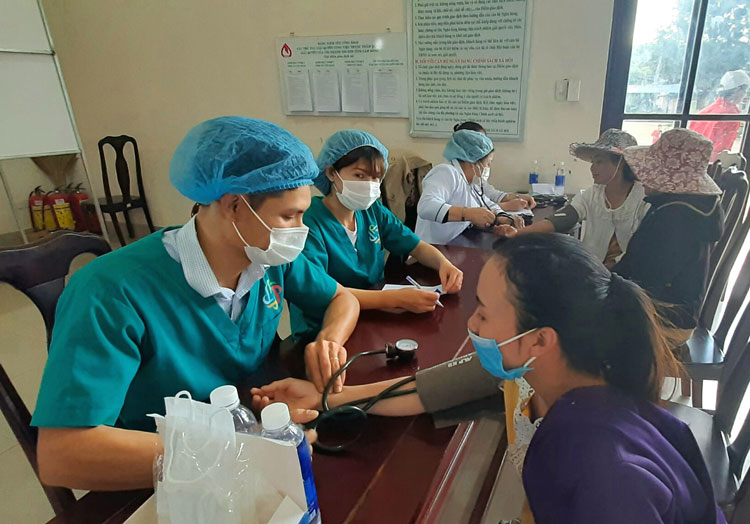 Khám bệnh, phát thuốc và tặng quà cho 200 đồng bào DTTS xã Tà Nung