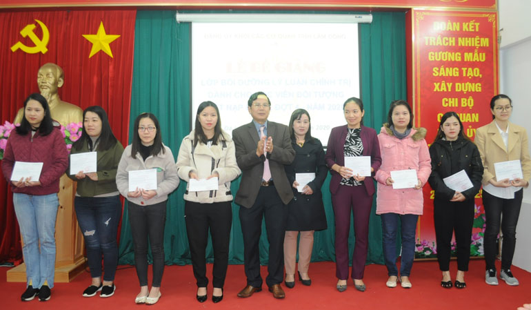 Bí thư Đảng ủy Khối Các cơ quan tỉnh Phạm Thanh Quan trao giấy chứng nhận cho các học viên 