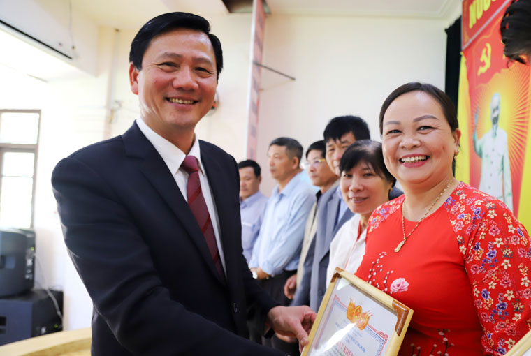 Ông Đoàn Kim Đình – Chủ tịch UBND TP Bảo Lộc tặng giấy khen cho các điển hình tiên tiến