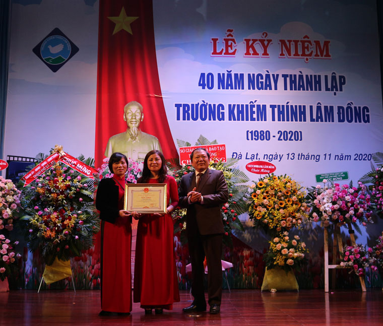 Trường Khiếm thính Lâm Đồng nhận Bằng khen của UBND tỉnh Lâm Đồng