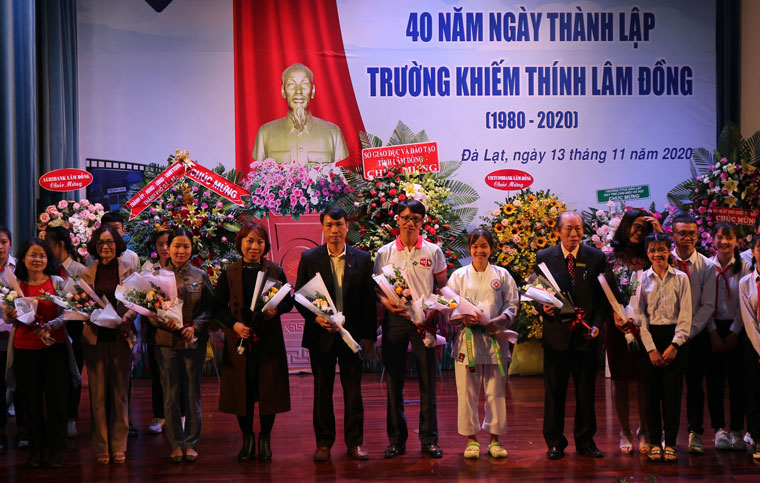 Học sinh Trường Khiếm thính Lâm Đồng tặng hoa cho các mạnh thường quân