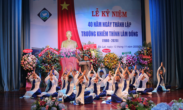 Học sinh Trường Khiếm thính Lâm Đồng biểu diễn văn nghệ