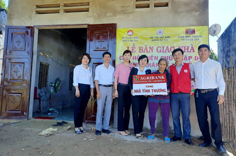 Agribank chi nhánh Đạ Tẻh – Lâm Đồng II và Hội Chữ thập đỏ cùng chính quyền địa phương bàn giao nhà tình thương cho gia đình bà Triệu Thị Chọi
