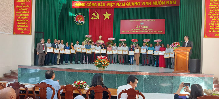 Đại diện lãnh đạo UBND huyện Lâm Hà tặng Giấy khen cho 24 tập thể có thành tích xuất sắc xây dựng mô hình Khu dân cư tiêu biểu, kiểu mẫu