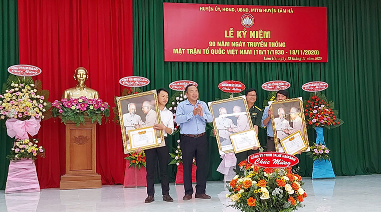 UBND huyện Lâm Hà tặng quà lưu niệm cho các doanh nghiệp có nhiều đóng góp vào Quỹ “Vì người nghèo”, Quỹ “Phòng chống thiên tai”