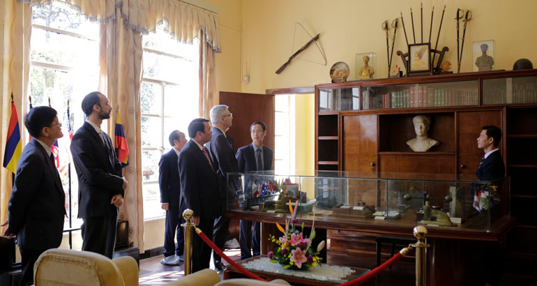Tiến sĩ Phạm S cùng Đoàn Công tác của Đại sứ Đặc mệnh toàn quyền Cộng hòa Pháp tại Việt Nam thăm quan kiến trúc Dinh III hay còn gọi là Biệt điện mùa hè. Đây từng là không gian sinh sống và làm việc của gia đình vua Bảo Đại trong vòng 5 năm.