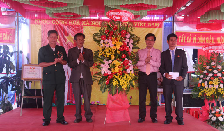 Đồng chí Đinh Văn Tuấn -Tỉnh ủy viên, Bí thư huyện ủy Di Linh tặng hoa và số tiền 5 triệu đồng cho Thôn Lộc Châu 2 