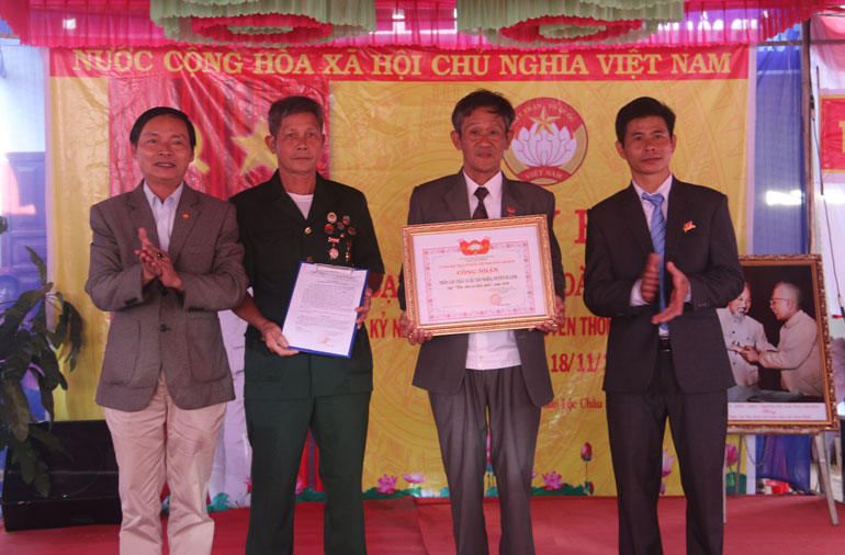 Đồng chí Trương Thành Được - Phó Chủ tịch Ủy ban MTTQ Việt Nam tỉnh trao Bằng công nhận “Khu dân cư kiểu mẫu”