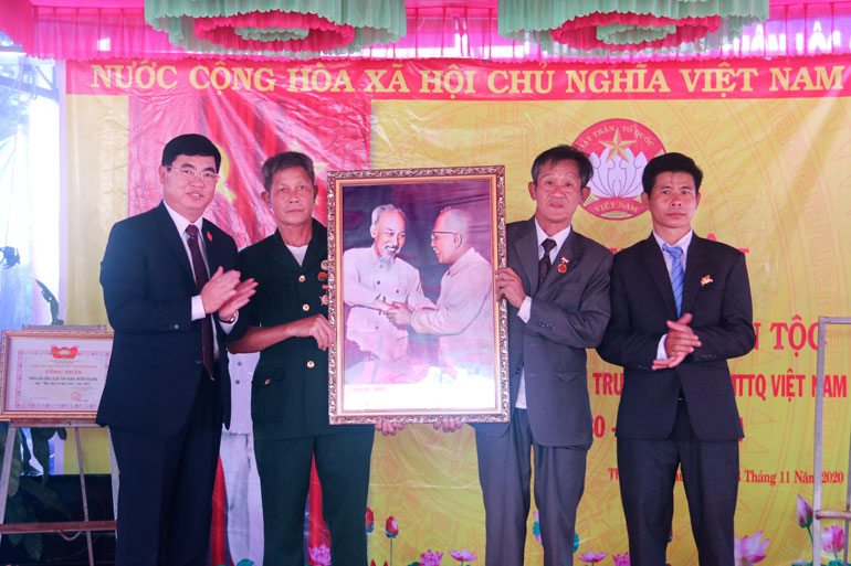 Đồng chí Trần Đình Văn - Phó Bí thư Thường trực Tỉnh ủy tặng ảnh chân dung Bác Hồ với Bác Tôn cho cán bộ và Nhân dân thôn Lộc Châu 2