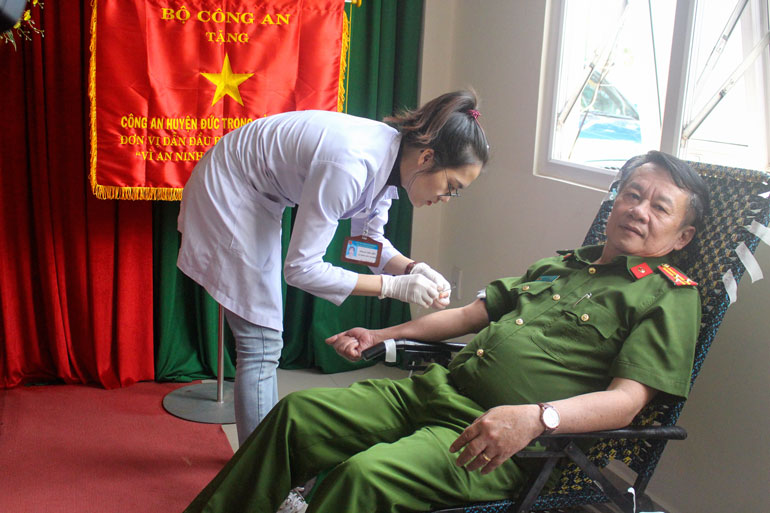 Đồng chí Lê Thái - Trưởng Công an huyện Đức Trọng, tham gia hiến máu tình nguyện