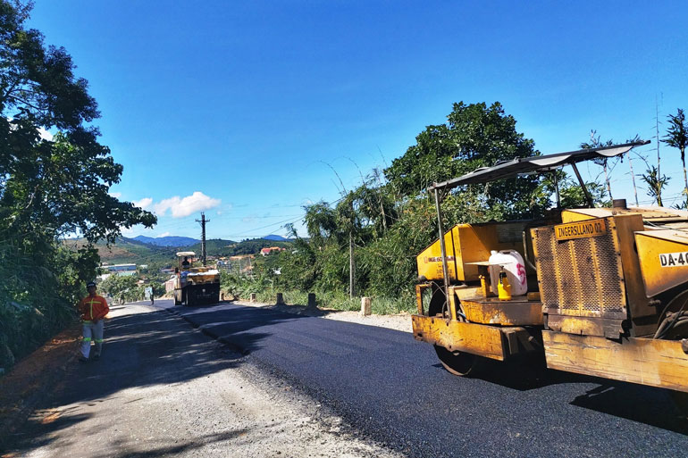 Các nhà thầu đang đẩy nhanh tiến độ thi công Dự án sửa chữa Quốc lộ 27 đoạn từ km 125 - 137 từ xã Đạ K’Nàng đi Phú Sơn