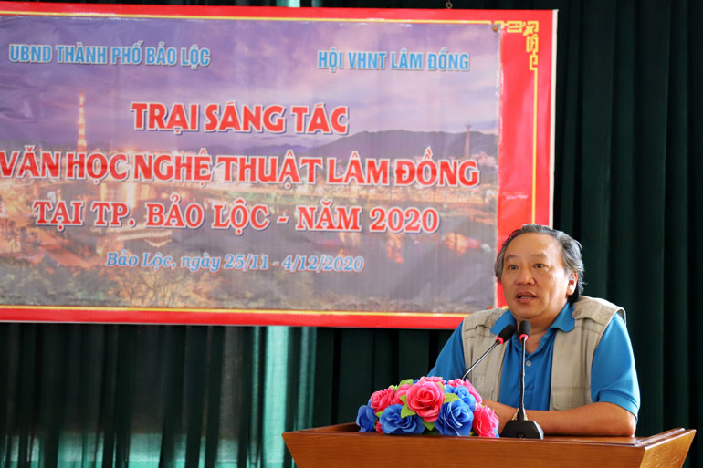 Phó Chủ tịch Hội VHNT tỉnh Lâm Đồng phát biểu tại khai mạc Trại sáng tác VHNT