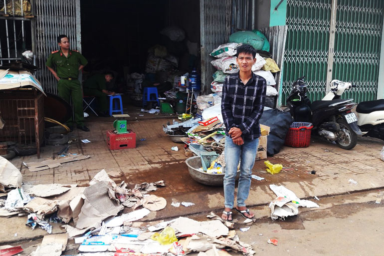 Nguyễn Minh Khánh bị áp giải dựng lại hiện trường các vụ trộm cắp