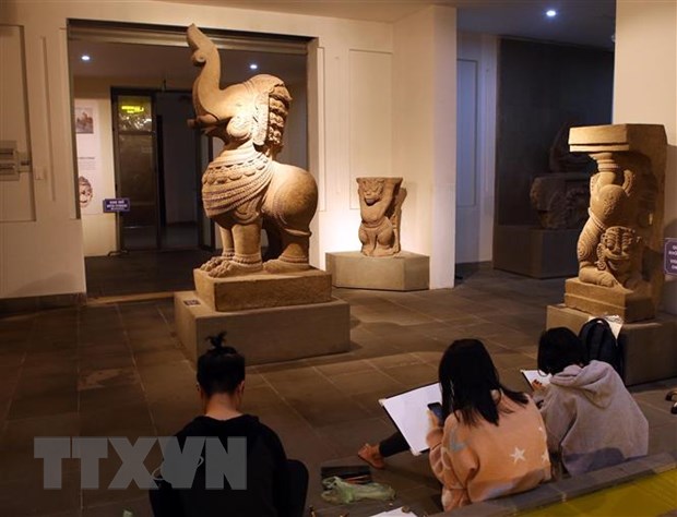 Sinh viên tham quan tìm hiểu về các Bảo vật Quốc gia đang được trưng bày tại Bảo tàng Điêu khắc Chăm (Đà Nẵng)