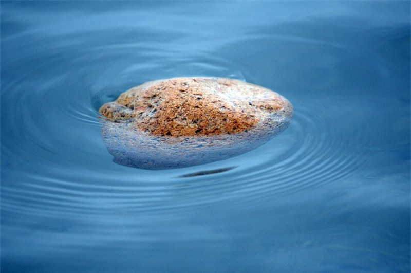 Hiện tượng đá bọt tự nổi trên mặt nước. (Ảnh minh họa)