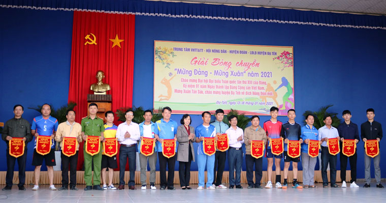 Đại diện BTC trao cờ cho 16 đội bóng chuyền đến từ các đơn vị xã, thị trấn trong huyện