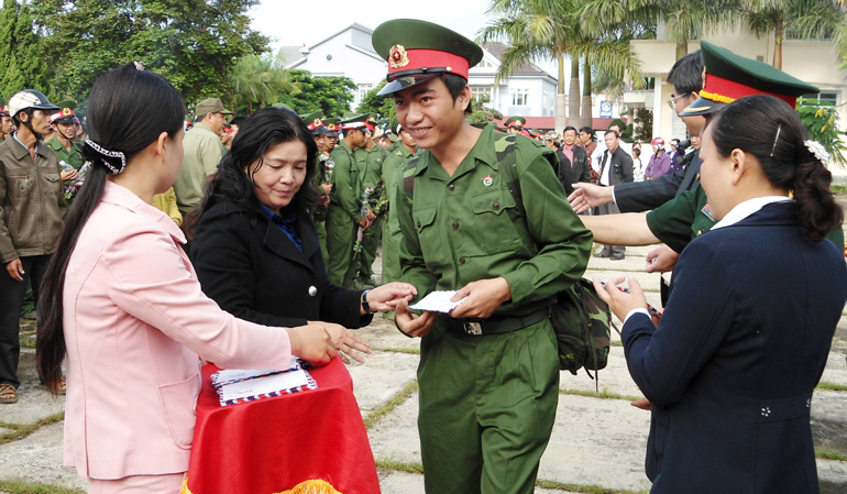Được mang trên mình màu xanh áo lính là niềm vinh dự và tự hào với những thanh niên lên đường nhập ngũ. Ảnh: Ban CHQS huyện Đơn Dương cung cấp