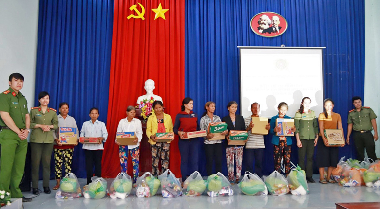 Công an tỉnh tổ chức chương trình trao tặng quà cho các gia đình khó khăn ở Đạ Huoai và Đạ Tẻh.