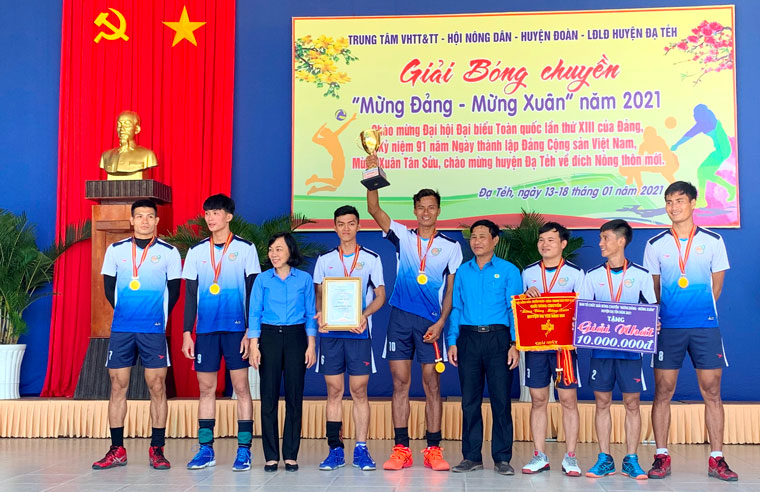 Ban tổ chức trao cúp vô địch cho đội thị trấn Đạ Tẻh