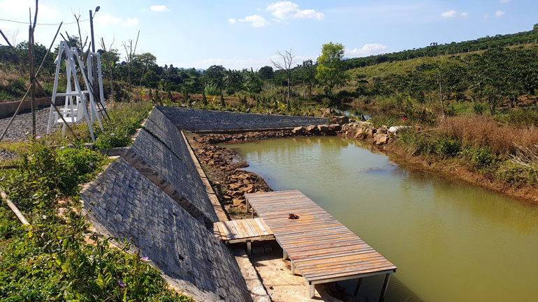  Hồ nước trong khu đất phân lô ở Thôn 13 (xã Đam B’ri, TP Bảo Lộc) không có biện pháp che chắn khiến cháu  gái 12 tuổi tử vong