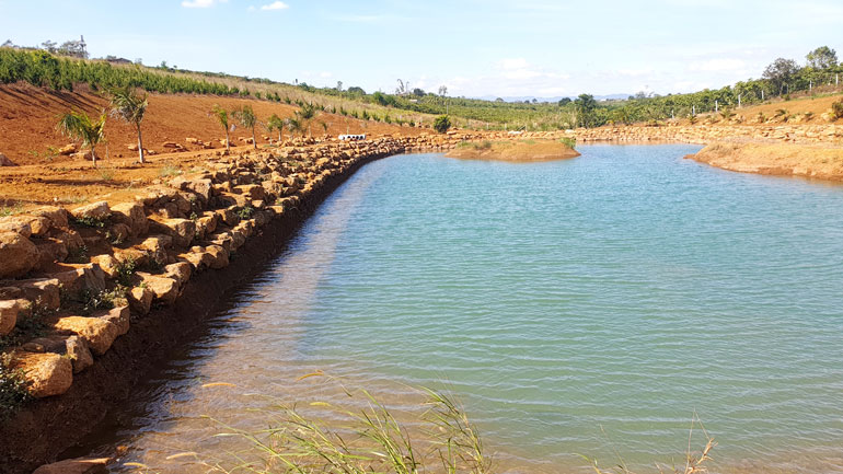 Một hồ nước nhân tạo tại dự án bất sản “chui” ở Thôn 13 (xã Đam B’ri) không có biện phép cảnh báo, che chắn 