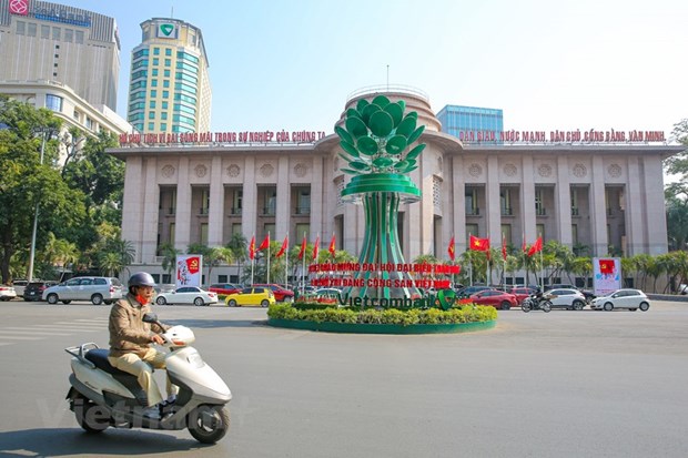 Những tấm pano, khẩu hiệu chào mừng Đại hội được trưng lên tại các ngã tư, trục đường chính của Hà Nội