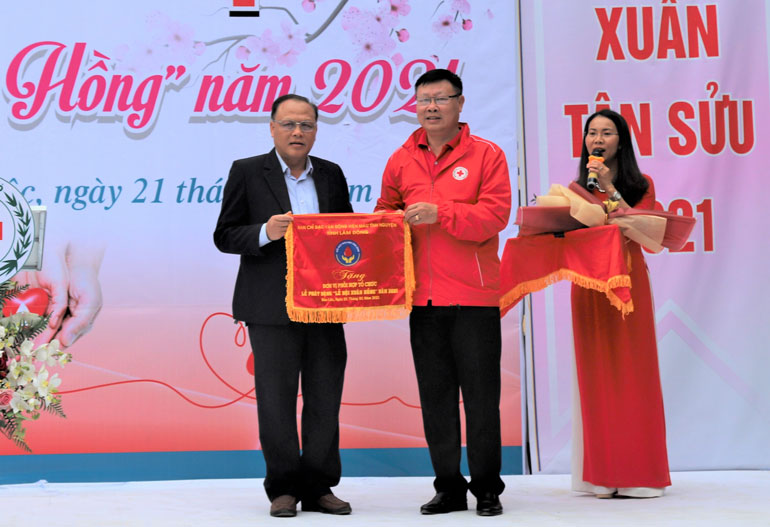 Ông Đỗ Hoàng Tuấn – Chủ tịch Hội Chữ thập đỏ tỉnh Lâm Đồng tặng cờ biểu trưng cho Ban Chỉ đạo vận động Hiến máu tình nguyện TP Bảo Lộc