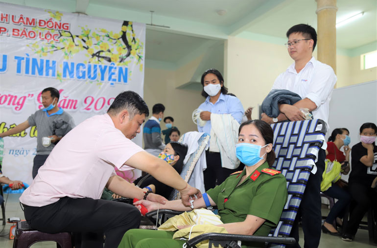 Lực lượng vũ trang TP Bảo Lộc tham gia hiến máu tại Lễ hội Xuân Hồng