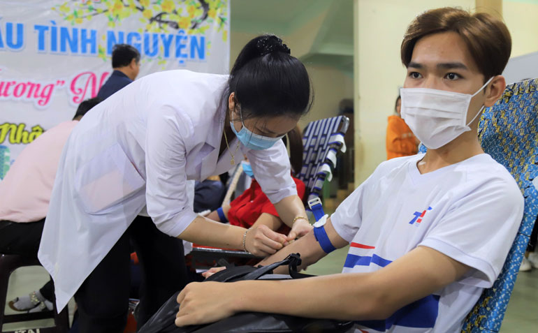 Các tình nguyện tham gia hiến máu tại Lễ hội Xuân Hồng TP Bảo Lộc