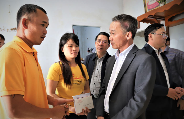 Chủ tịch UBND tỉnh Lâm Đồng Trần Văn Hiệp thăm hỏi, động viên và trao tiền hỗ trợ cho gia đình cháu bé bị đuối nước