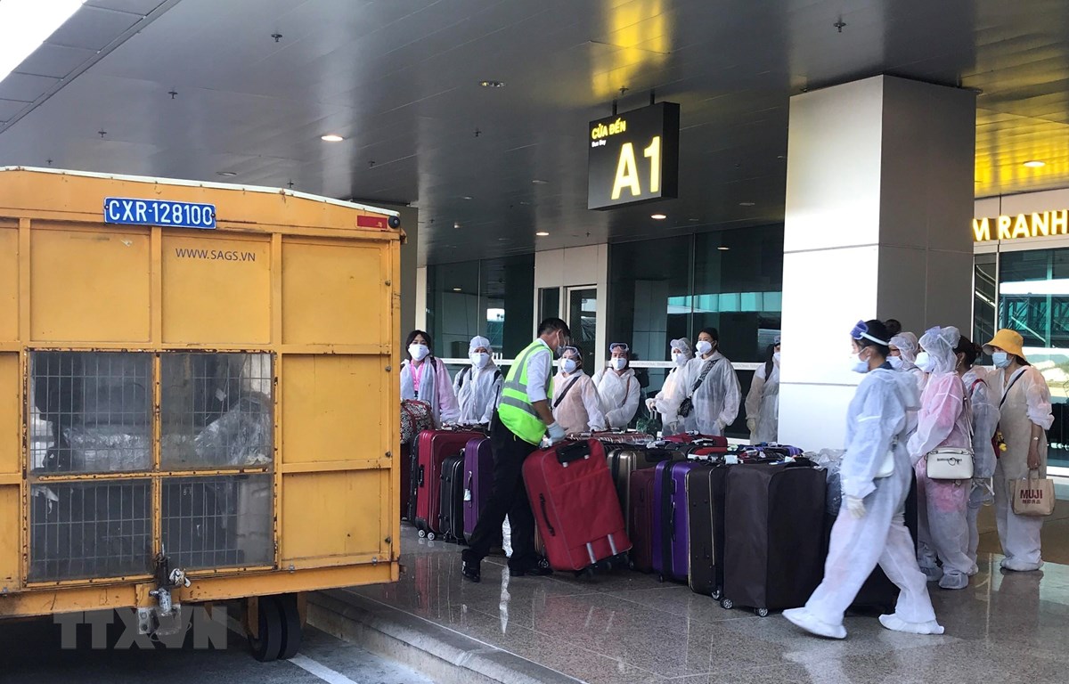 Công dân Việt Nam từ nước ngoài trở về chuẩn bị rời sân bay Cam Ranh đến khu cách ly tập trung