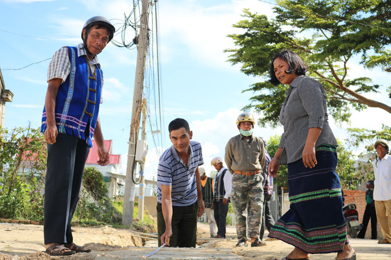 Tổ già làng tự quản thôn Đam Pao đến từng nhà, vận động bà con tham gia xây dựng nông thôn mới. Ảnh: Việt Quỳnh