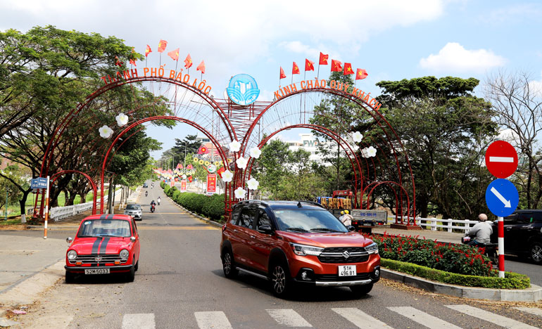 Đường phố trung tâm TP Bảo Lộc được trang hoàng rực rỡ chào mừng Đại hội đại biểu toàn Quốc lần thứ XIII của Đảng