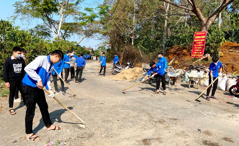 Tuổi trẻ TP Bảo Lộc ra quân ngày “Chủ nhật xanh” tôn tạo cảnh quan, làm sạch môi trường