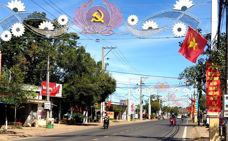 Đường vào trung tâm huyện Bảo Lâm được trang hoàng đầy cờ đỏ sao vàng
