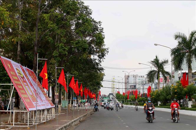Cờ hoa,biểu ngữ tuyên truyền trên đường Phan Ngọc Hiển, thành phố Cà Mau