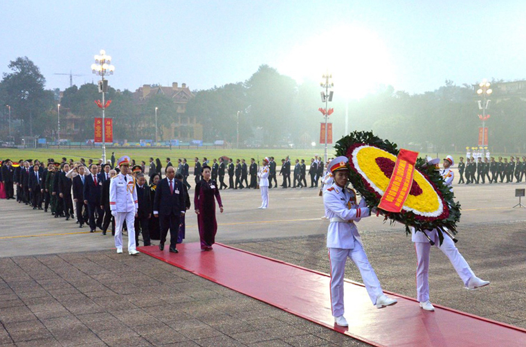Các đồng chí lãnh đạo Đảng, Nhà nước cùng đại biểu dự Đại hội XIII của Đảng đặt vòng hoa và vào Lăng viếng Chủ tịch Hồ Chí Minh