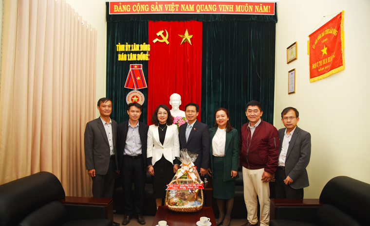 Đồng chí Trần Trung Hiếu - Phó Trưởng ban Thường trực Ban Tuyên giáo Tỉnh ủy thăm và chúc mừng năm mới Báo Lâm Đồng
