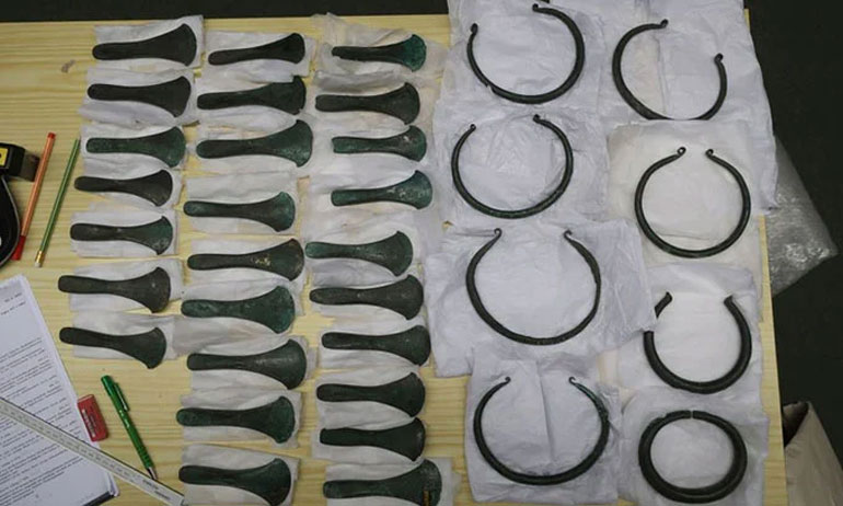 Lưỡi rìu và vòng kim loại dùng để mua bán thời Đồ Đồng