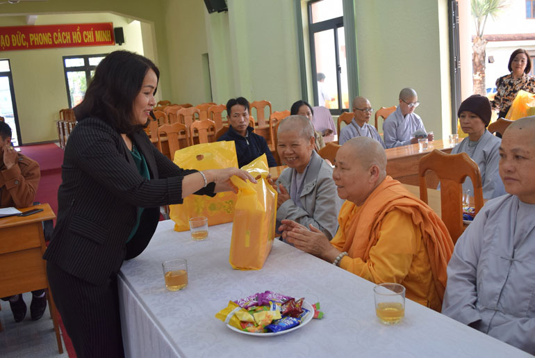 Đồng chí Phạm Thị Thanh Thúy - Phó Chủ tịch UBND huyện Đức Trọng, tặng quà chức sắc các tôn giáo.