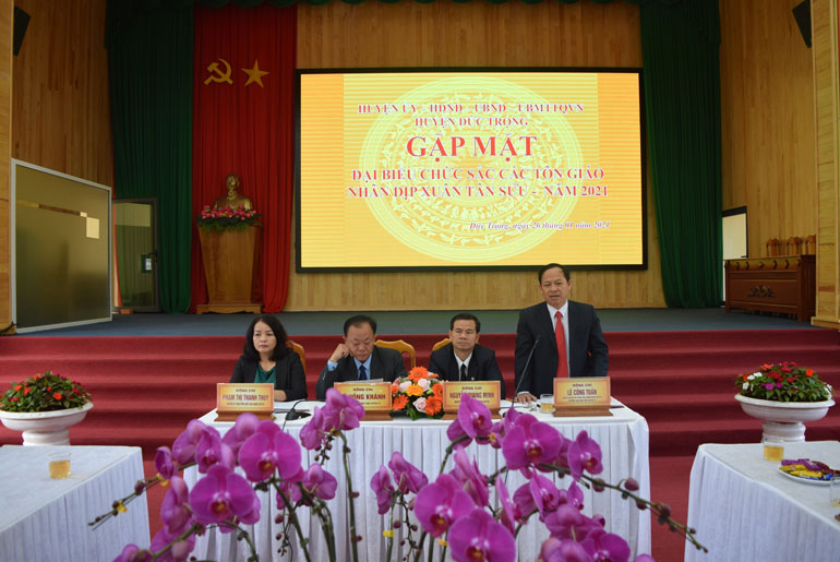 Đồng chí Lê Công Tuấn - Chủ tịch Ủy ban MTTQ Việt Nam huyện Đức Trọng, phát biểu tại buổi gặp mặt.