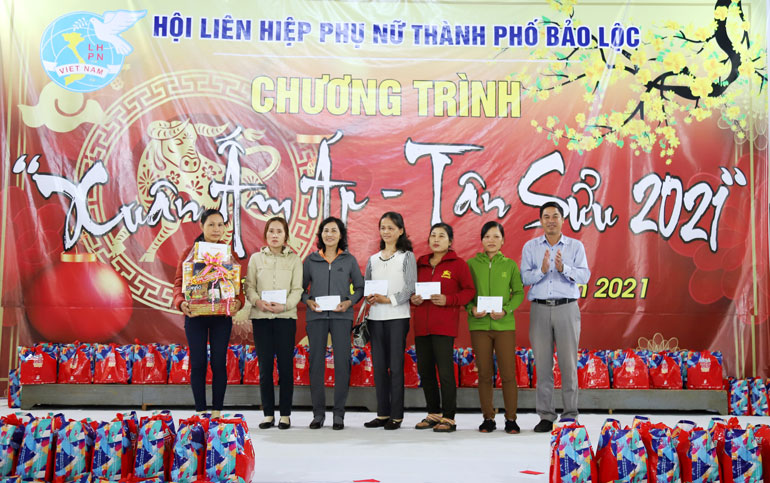 Phó Bí thư Thường trực Thành ủy Bảo Lộc Nghiêm Xuân Đức trao quà tết cho cán bộ Hội phụ nữ TP Bảo Lộc có hoàn cảnh khó khăn