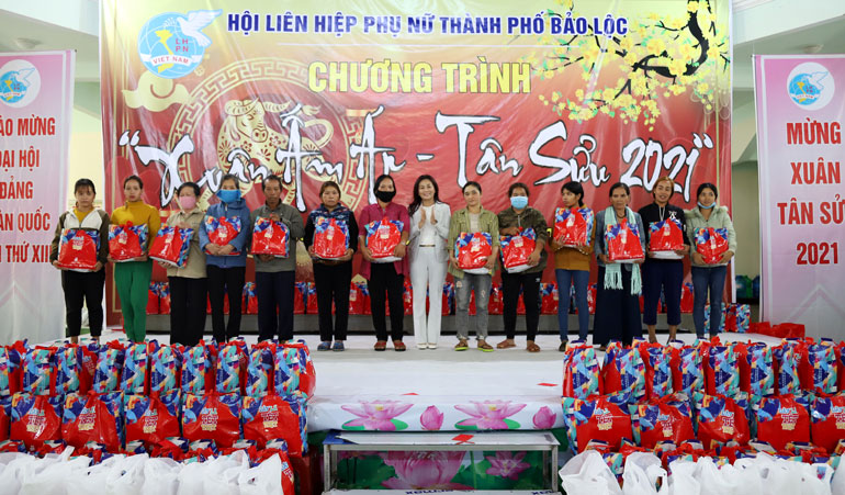 Bà Nguyễn Bùi Thị Minh Hiền – Chủ tịch Hội Liên hiệp TP Bảo Lộc trao quà tết cho hội viên phụ nữ nghèo