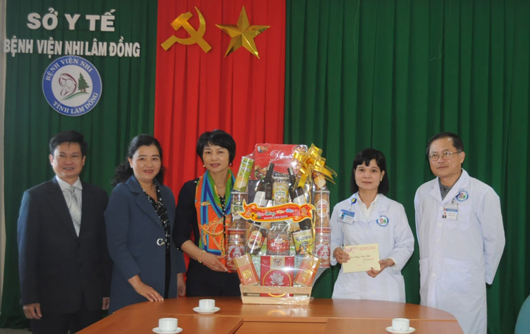 Đồng chí Phạm Thị Phúc và đoàn công tác tặng quà cho Bệnh viện Nhi Lâm Đồng