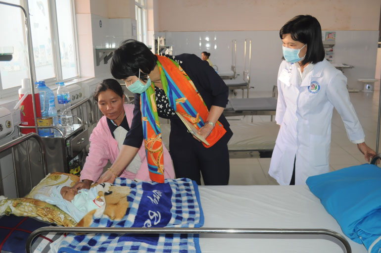 Đồng chí Phạm Thị Phúc thăm hỏi động viên và tặng quà cho gia đình bệnh nhân tại Bệnh viện Nhi tỉnh