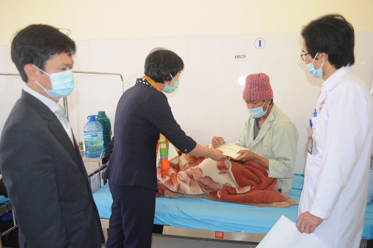 Đồng chí Phạm Thị Phúc thăm hỏi, động viên và tặng quà cho bệnh nhân đang điều trị tại Bệnh viện Đa khoa tỉnh