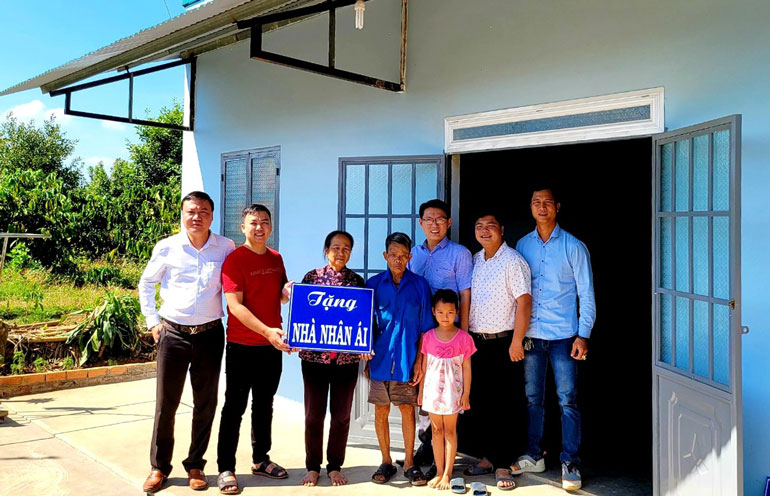 Đảng bộ, chính quyền và các đoàn thể xã Lộc An (huyện Bảo Lâm) bàn giao nhà nhân ái cho gia đình ông Lê Văn Tư (thôn Tứ Quý)