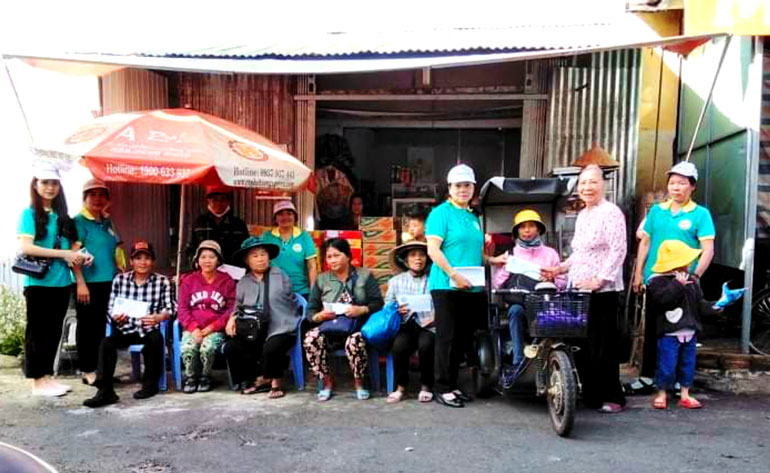 Nhóm từ thiện Thiện Nhân Tâm tặng quà tết sớm cho người bán vé số trên địa bàn TP Bảo Lộc