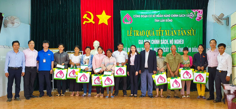 Ngân hàng Chính sách Xã hội Lâm Đồng trao quà tết ở Cát Tiên
