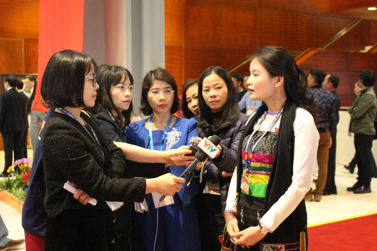 Các phóng viên báo chí phỏng vấn nữ đại biểu dân tộc thiểu số bên lề Đại hội